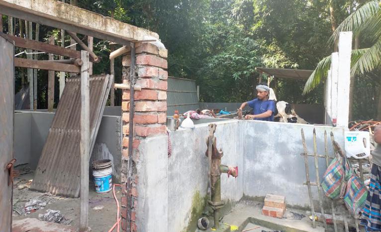 সালথায় জমিতে গোয়ালঘর নির্মাণ ঘিরে বিরোধ, নিরাপত্তা চেয়ে থানায় অভিযোগ