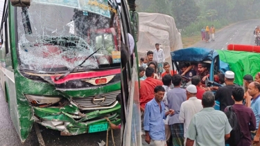 তুষার-তুহিন বাস-পিকআপে মুখোমুখি সংঘর্ষ, আহত বেশ কয়েকজন