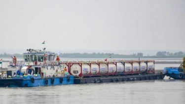 ৭০ বছর পর আসাম থেকে ঢাকার পথে প্রথম কার্গো জাহাজ