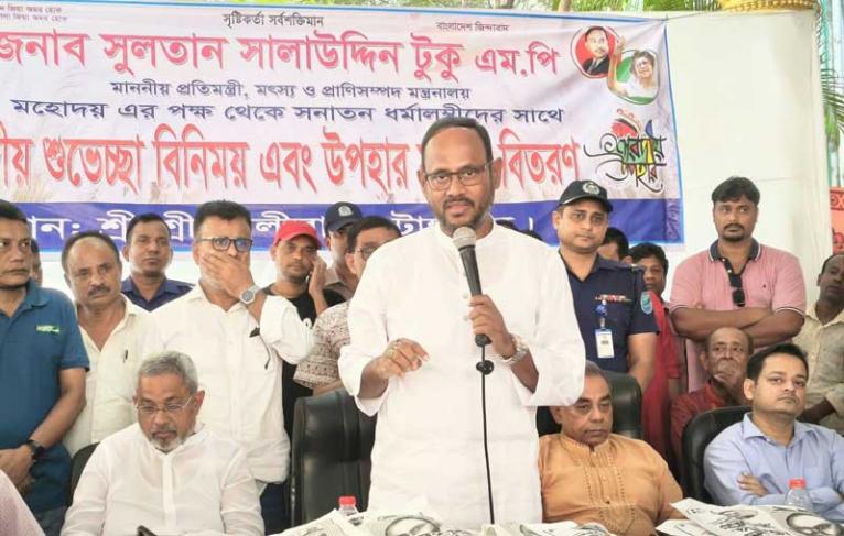শারদীয় দুর্গাপূজা উপলক্ষ্যে সনাতন ধর্মাবলম্বীদের উপহার দিলেন প্রতিমন্ত্রী সুলতান সালাউদ্দিন টুকু