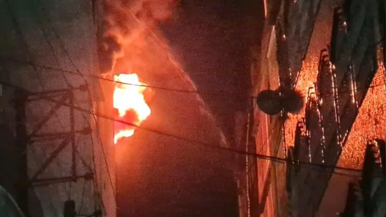 চকবাজার মার্কেটের আগুন ছড়াল পাশের ভবনেও, নিয়ন্ত্রণে ১০ ইউনিট