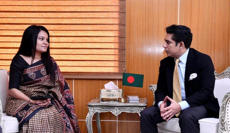 তথ্যমন্ত্রীর সঙ্গে নবনিযুক্ত প্রধান তথ্য কমিশনার ও দুই কমিশনারের সাক্ষাৎ