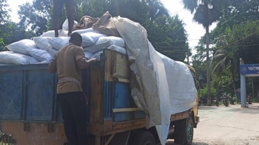 ‎ফরিদপুরে ভাঙ্গায় পাচারকালে ২৫০ বস্তা ডিএফপি সারসহ ডিলার আটক