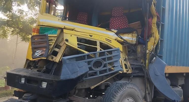 নগরকান্দায় দাঁড়িয়ে থাকা ট্রাকের পেছনে কাভার ভ্যানের ধাক্কা,মহাসড়কে যানজট