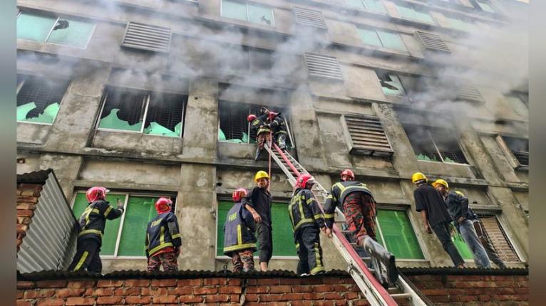 গাজীপুরে পোশাক কারখানায় আগুন, নিয়ন্ত্রণে ৯ ইউনিট