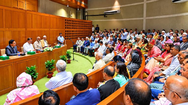 এমপিদের প্রতি প্রধানমন্ত্রীর কড়া বার্তা: অপকর্মে জড়ালে কোনো ছাড় দেওয়া হবে না