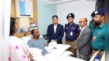 দুর্বৃত্তদের হামলায় আহত পুলিশ পরিদর্শককে দেখতে হাসপাতালে স্বরাষ্ট্রমন্ত্রী
