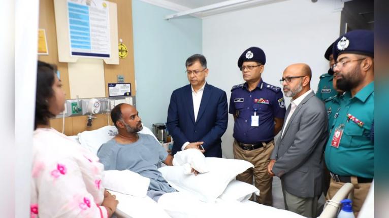 দুর্বৃত্তদের হামলায় আহত পুলিশ পরিদর্শককে দেখতে হাসপাতালে স্বরাষ্ট্রমন্ত্রী
