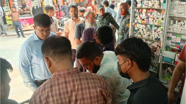 সদরপুরে ৪ ফার্মেসিকে ২৫ হাজার টাকা জরিমানা, অভিযানের খবরে দোকান বন্ধ করে গা-ঢাকা