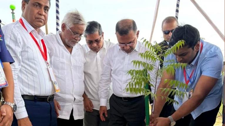 আমিনবাজারে মহাসড়কের পাশে গাছের চারা রোপণ করলেন প্রধানমন্ত্রী