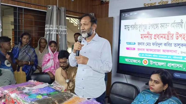 সরিষাবাড়ীতে দুর্গাপূজা উপলক্ষে অসহায় মানুষকে প্রধানমন্ত্রীর উপহার প্রদান