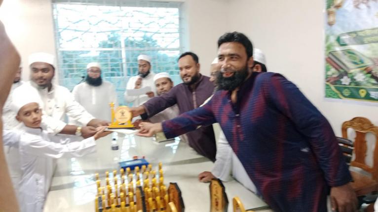 আলফাডাঙ্গায় হিফজুল কুরআন প্রতিযোগিতায় নিজস্ব অর্থায়নে ৭৫ বিজয়ীকে পুরস্কার দিলেন মেয়র প্রার্থী মুন্সী বিল্লাল হুসাইন