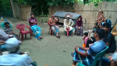 আলফাডাঙ্গায় আকাশ মিয়ার পরিবারের সদস্যের কাছে  ভুল স্বীকার করে ক্ষমা চাইলেন ছিরু খন্দকারসহ পরিবারের সদস্যরা