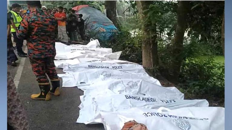 নাটোরে বাস-ট্রাক সংঘর্ষে নিহতের সংখ্যা বেড়ে ১৪