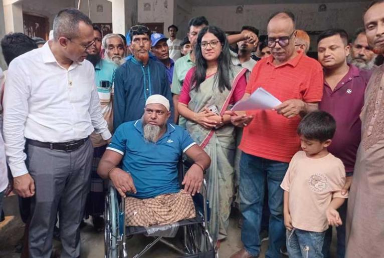 নগরকান্দায় কৃষক, দুস্থ মহিলা ও প্রতিবন্ধীদের মাঝে স্প্রে ও সেলাই মেশিন এবং হুইল চেয়ার বিতরণ