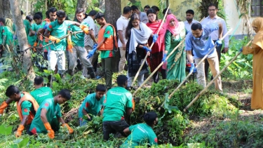 বরিশালে প্রশাসনের উদ্যোগে পরিত্যক্ত পুকুর পরিষ্কার