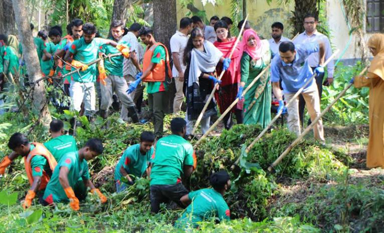 বরিশালে প্রশাসনের উদ্যোগে পরিত্যক্ত পুকুর পরিষ্কার