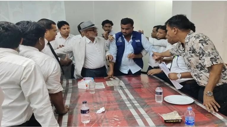 নারায়ণগঞ্জ বার ভবনে বিএনপিপন্থী দুই পক্ষের আইনজীবীদের হাতাহাতি