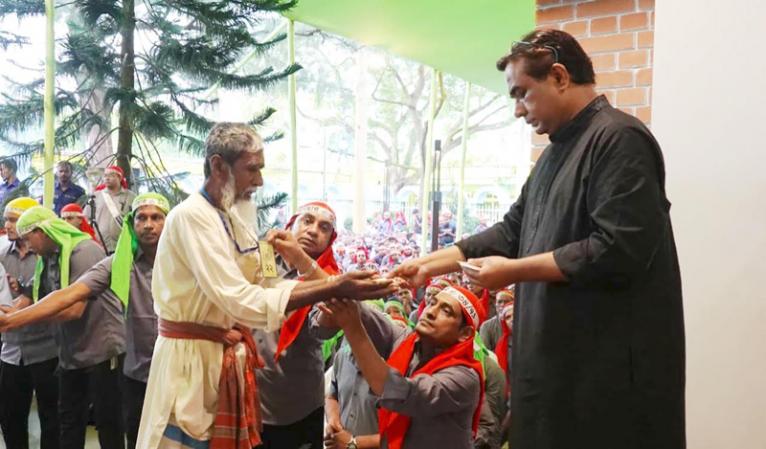 চন্দ্রপাড়া দরবারে তিন শতাধিক অস্বচ্ছল মানুষের মাঝে কর্মসংস্থানের পুঁজি সহায়তা বিতরণ