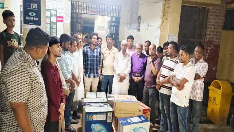 আলফাডাঙ্গা হাসপাতালে রোগীদের জন্য সাবেক এমপি নাসিরের পক্ষ থেকে ১৫ ফ্যান উপহার