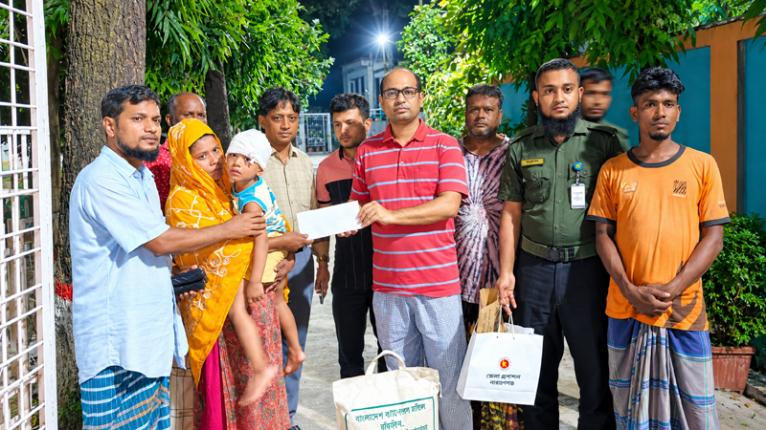 মানবিকতার উজ্জ্বল দৃষ্টান্ত: ৪ ঘণ্টার চেষ্টায় পরিবারের কোলে ফিরল ৪ বছরের আবদুল্লাহ